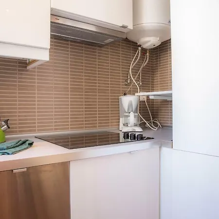 B35 - Mainstreet Duplex In Apartment