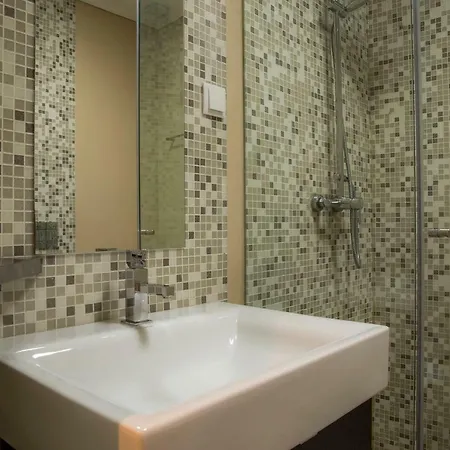 B35 - Mainstreet Duplex In Apartment *